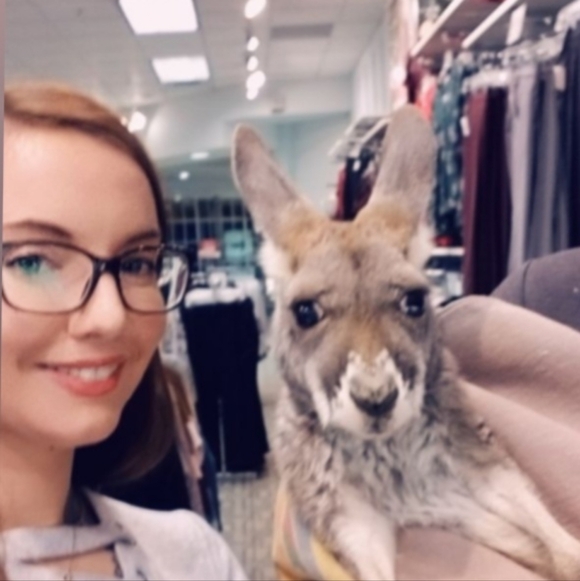 Meet your Posher, Jennifer - Picture 1 of 1